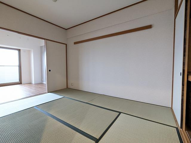 ランフォルセ枚方パークガーデンの和室|和室6.0帖　リビング横　押入
■物件内覧・資金計画相談・住宅ローン相談、リフォーム相談、お問合せ受付中■
※当日・翌日のご内覧、ご相談はお電話でのお問合せがスムーズです！