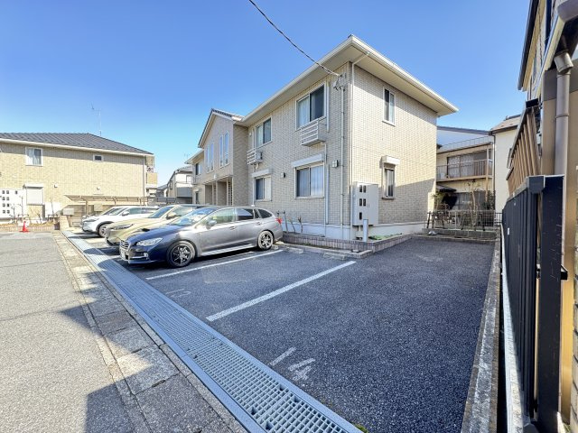 グランシャリオＡの駐車場