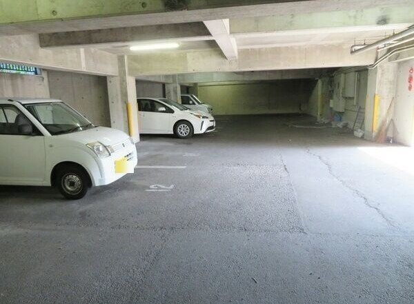 プロミネント石薬師の駐車場