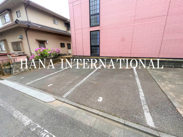 レオパレスドミールＫの駐車場