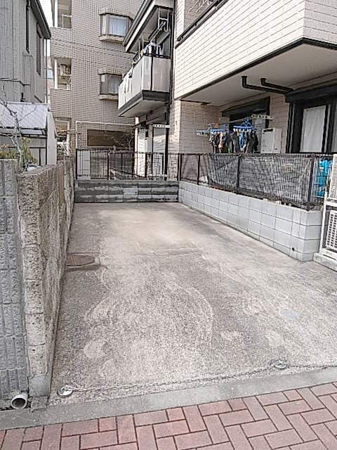 シャルマン９９の駐車場