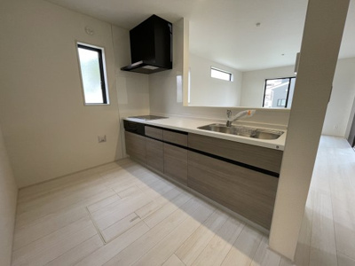 【キッチン】 | 【新築分譲住宅】　東根市神町東　全2棟 | お料理を効率的に、楽しく。ママの毎日のお料理を効率的にしてくれる動線は「１分でも家事の時間を短縮したい」という思いを叶えてくれます(*^-^*)