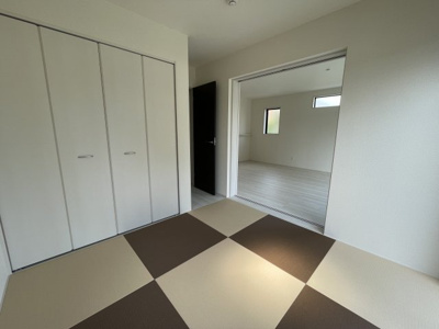 【和室】 | 【新築分譲住宅】　東根市神町東　全2棟 | 家事スペースやお子様の遊び場として、または客室として、大活躍間違いなしの和室。
注目されているダイヤロン畳を使用し、傷みづらく、ダニやカビの発生も抑えてくれます◎