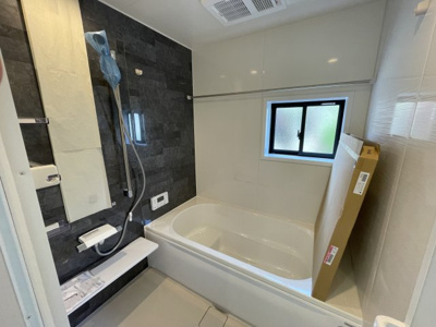 【浴室】 | 【新築分譲住宅】　東根市神町東　全2棟 | 広々したバスルームは日々の疲れを癒してくれます。
半身浴タイプなので、お子さんと一緒にゆっくり湯船につかりながら１日の出来事をお話したり・・そんな素敵時間が過ごせます♪
