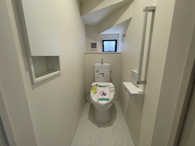 【トイレ】 | 【新築分譲住宅】　東根市神町東　全2棟 | 清潔な空間を保ちたいトイレはオフホワイトでまとめました。毎日使う場所だからこそお手入れも楽々にできる機能が搭載されております。汚れが付着しにくい便器はお掃除も楽々です。