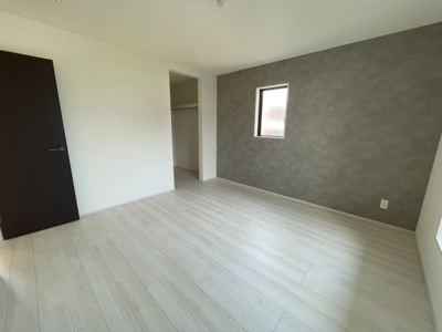 【洋室】 | 【新築分譲住宅】　東根市神町東　全2棟 | お陽さまの光をさわやかな風をたっぷりとりこめます。室内はいつも明るい印象なので気持ちの良い朝を迎えられます。毎日の生活も明るくなりそう♪