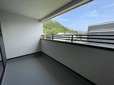 【バルコニー】 | 【新築分譲住宅】　東根市神町東　全2棟 | バルコニーがあると、外の空気を感じながらのんびり過ごせます。洗濯物を干したり、お花を育てたり、気分転換にもぴったり。日差しや風を感じながら、ちょっと特別な時間を楽しめる空間です♪