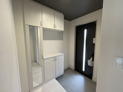 【玄関】 | 【新築分譲住宅】　東根市神町東　全2棟 | 人を迎え入れる最初の場所だからこそ、清潔感がある空間にして頂ける様にゆとりある収納を設けました♪おでかけの時も帰った時も、「我が家」を最初に感じでもらえる素敵な空間に♪