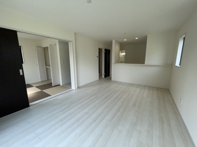 【居間・リビング】 | 【新築分譲住宅】　東根市神町東　全2棟 | 人気の対面キッチン和室を含めると20帖の大空間に♪家族とのコミュニケーションを大切にしたい方へぴったりの住宅です♪