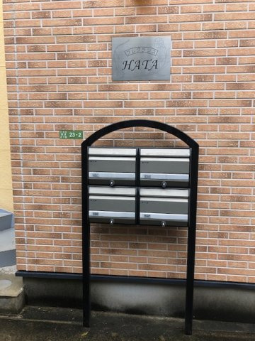 ポストは外にあります。