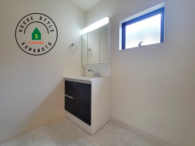 熊本市東区戸島第11-1棟（1号棟）の独立洗面台|毎日使うものだから清潔な空間を保ちたい水回り。洗面にはそんな願いを解消させてくれる収納アイデアが満載です。三面鏡の裏側にはキャビネットが現れ小物から背の高い物まで収納できます。