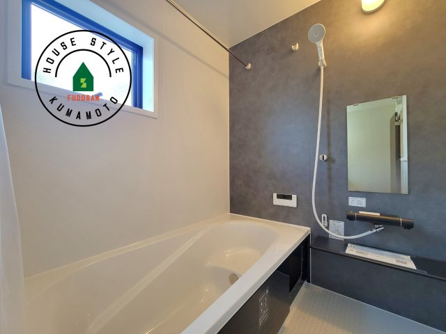 熊本市東区戸島第11-1棟（1号棟）の浴室|1日の疲れを癒してくれる広々バスルーム。雨の日のお洗濯にも大活躍な浴室乾燥機付です！