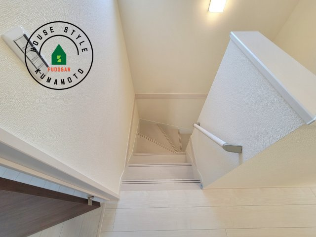 熊本市東区戸島第11-1棟（1号棟）の内装|＜手すり付階段＞手すりがないと階段の昇り降りで危険なことはもちろん、壁に手をつきながら歩くことで壁紙が汚れやすくなります。すべての方に快適に昇り降りしていただくため、手すりを設置しました。