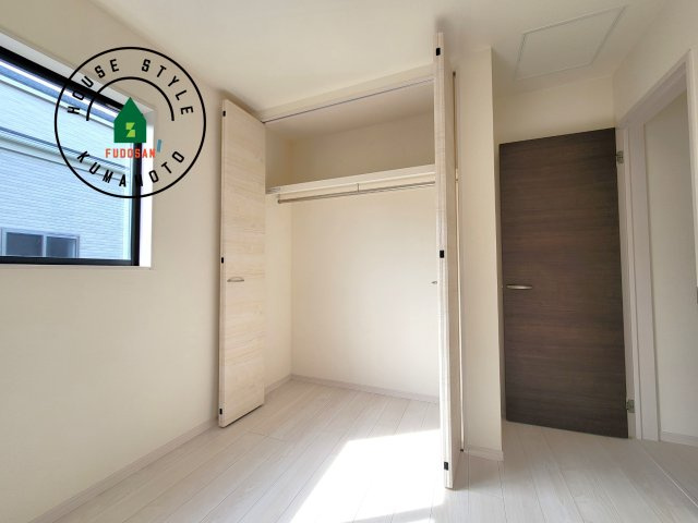 熊本市東区戸島第11-1棟（1号棟）の収納|洋服や大きな荷物が多い方や人数の多いご家族などは、一般的なクローゼットよりもウォークインクローゼットのほうが使い勝手が良いです。