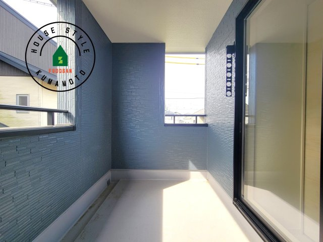 熊本市東区戸島第11-1棟（1号棟）のバルコニー|風をしっかりと感じられるバルコニーでは、毎日が洗濯日和です。広々としているので洗濯も楽しくなるでしょうし、気分転換にバルコニーからの眺めを楽しむのもいいでしょう。