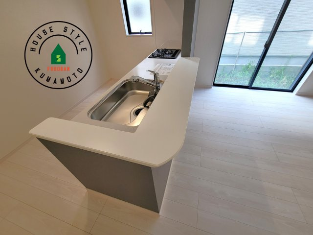 熊本市東区戸島第11-1棟（1号棟）のダイニング|会話が弾む場所として居心地の良いリビングです。