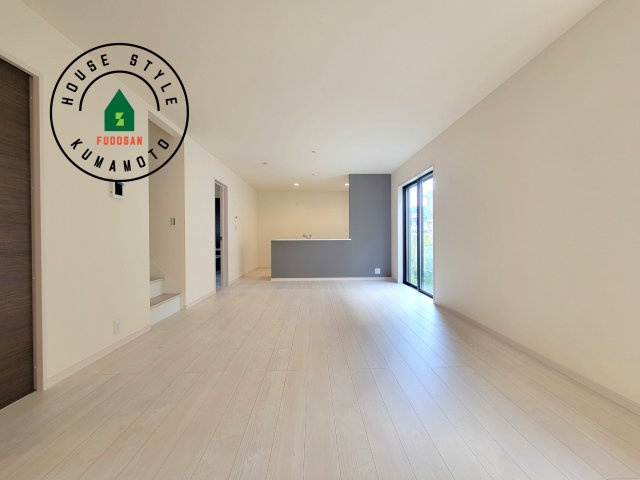 熊本市東区戸島第11-1棟（1号棟）の居間・リビング|キッチンからリビングをしっかり確認できます。家族の笑顔があふれる空間になりそうですね。