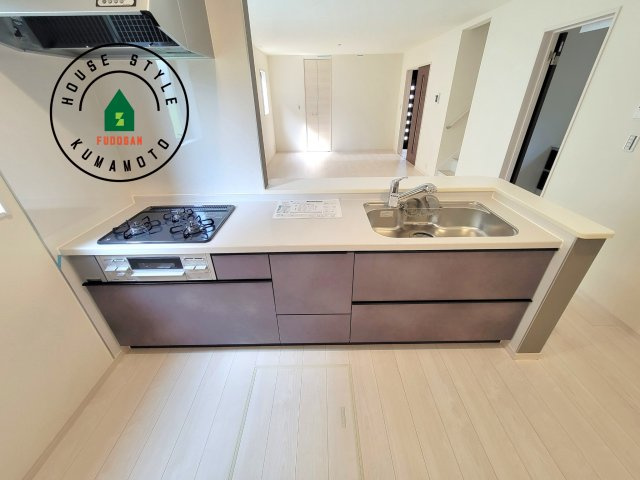 熊本市東区戸島第11-1棟（1号棟）のキッチン|ご家族を近くに感じられる対面キッチンのLDK。会話もはずみそうですね。