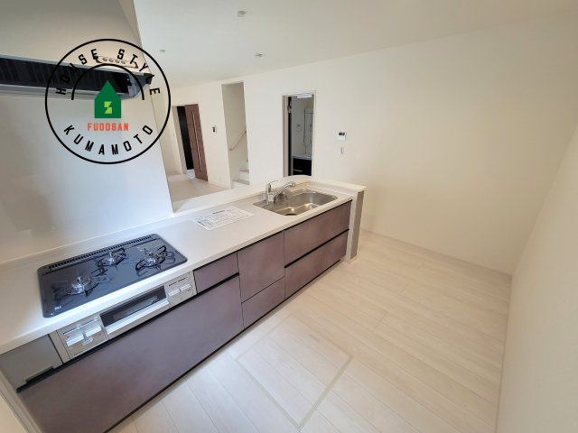 熊本市東区戸島第11-1棟（1号棟）のキッチン|ダイニングテーブルへの配膳がラクラク、お料理はかどるカウンター付きシステムキッチン！