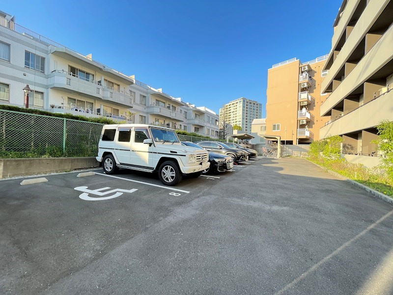 パークペルル池尻の駐車場