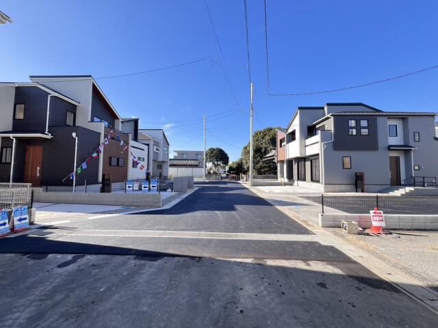 ブルーミングガーデン　我孫子市下ケ戸９棟／１期８号棟の前面道路含む現地写真