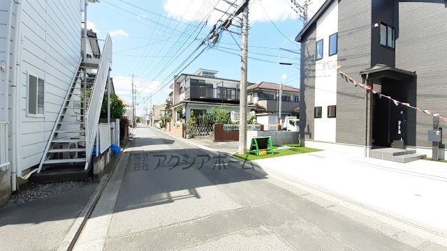 狭山市富士見2丁目・全2棟　新築一戸建　1号棟　の前面道路含む現地写真