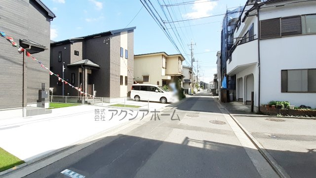 狭山市富士見2丁目・全2棟　新築一戸建　1号棟　の前面道路含む現地写真