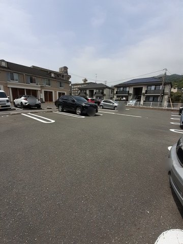 アクティフ長府Ⅱの駐車場