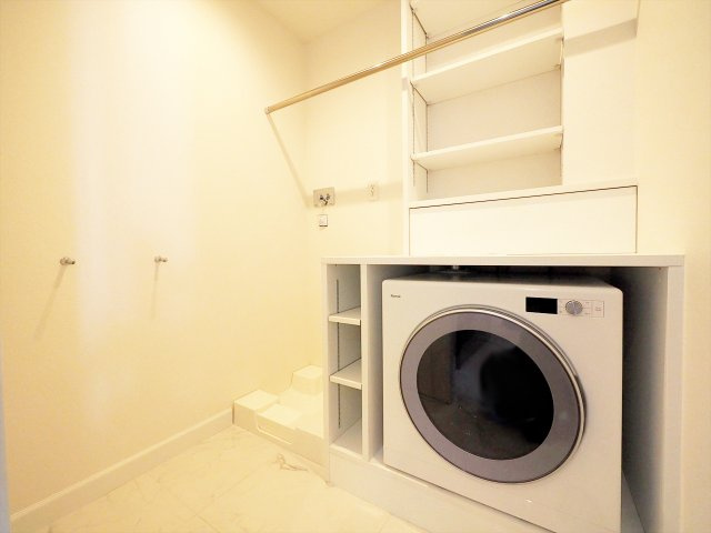 【洗面所】 | 目黒区五本木2丁目 | 2階ユーティリティー。ガス衣類乾燥機（乾太くん）設置済み。