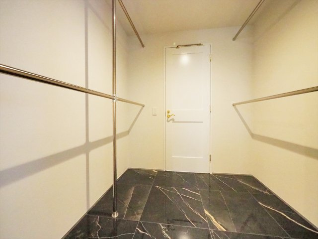 【収納】 | 目黒区五本木2丁目 | 1階洋室（約8.8帖）内の収納スペース。