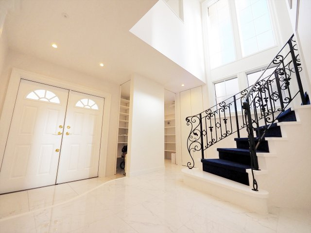 【玄関】 | 目黒区五本木2丁目 | 白を基調とした明るい玄関。シューズインクローゼット付き。