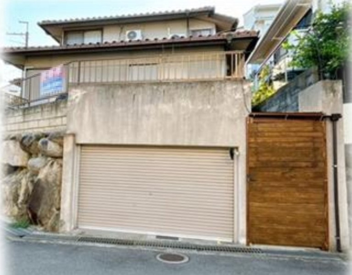 山之上北町　中古一戸建ての駐車場|シャッター付車庫
■物件内覧・資金計画相談・住宅ローン相談、リフォーム相談、お問合せ受付中■
※当日・翌日のご内覧、ご相談はお電話でのお問合せがスムーズです！