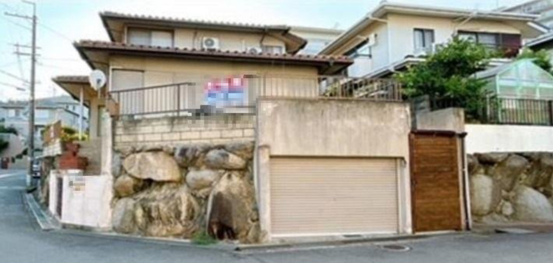山之上北町　中古一戸建ての外観|新しい生活にいかがでしょうか？外観はお住まいの顔になります。こだわりたいポイントですね。外壁塗装や屋根塗装のご相談も承っております。
■現地内覧・資金計画相談・住宅ローン相談もお問合せ受付中■