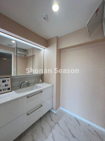 【独立洗面台】 | 大きな鏡が備わった洗面台は、身支度や髪の毛のセットもしやすいです。