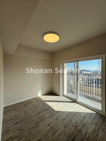 【洋室】 | 全室バルコニーが隣接しているため、暖かな自然光が差し込みます♪