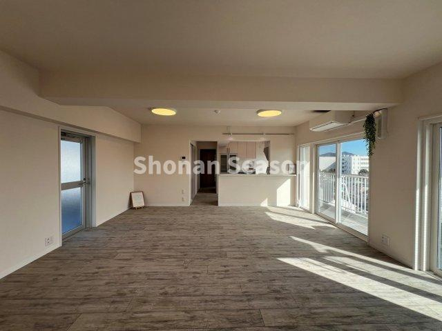 【居間・リビング】 | 豊富の窓で街並みが一望できる開放的な室内が広がります！