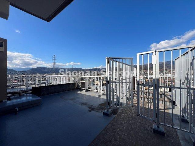 【バルコニー】 | 富士山・表丹沢・海を望む眺望良好の最上階３方角部屋です。