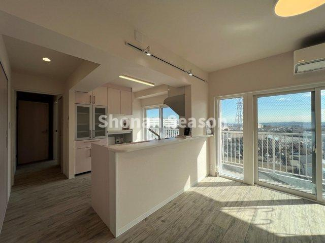 【キッチン】 | お料理の提供や片付けもしやすいカウンター付きシステムキッチン♪