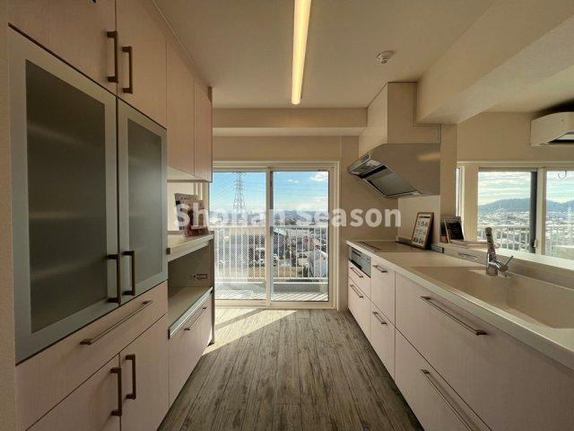 【キッチン】 | 背部にも大容量の食器棚があり、調理器具やストックもスッキリ収納◎