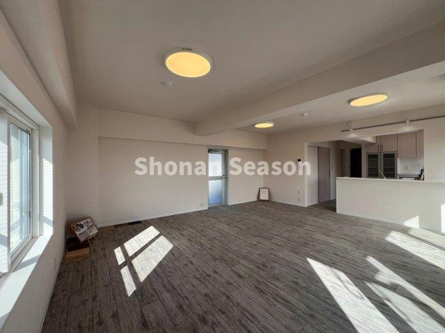 【居間・リビング】 | ペットも走り回れる22.3帖のLDKが広がる２LDKのお住まいです。