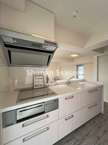 【キッチン】 | 火災に対する安全性が高く、フラットでお掃除も楽々のＩＨコンロ搭載◎