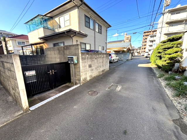 道後今市でおひとり様戸建♪の前面道路含む現地写真|前面道路含む現地写真です