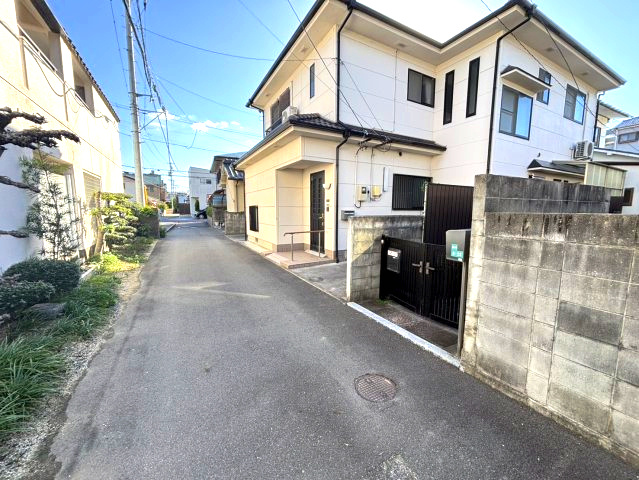 道後今市でおひとり様戸建♪の前面道路含む現地写真|前面道路含む現地写真です