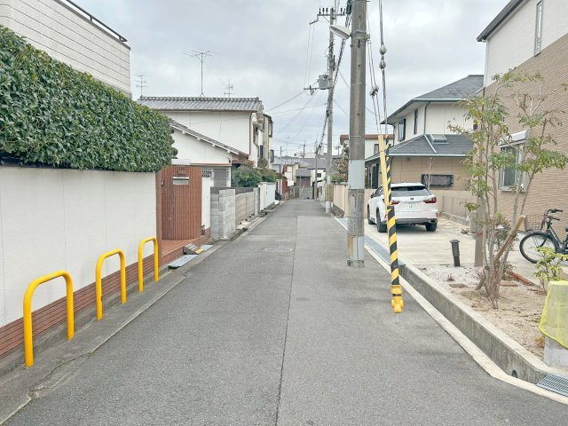 箕面市桜井1丁目建築条件無売土地の前面道路含む現地写真|前面道路（西側3.7ｍ）含む現地外観写真です。