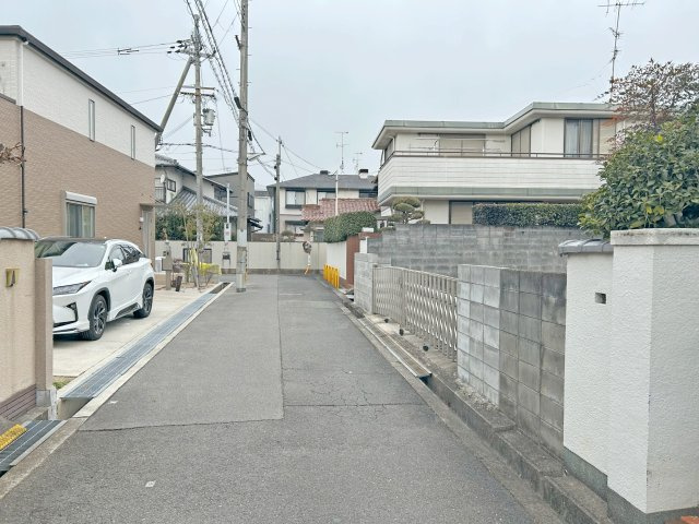 箕面市桜井1丁目建築条件無売土地の前面道路含む現地写真|前面道路（西側3.7ｍ）含む現地外観写真です。