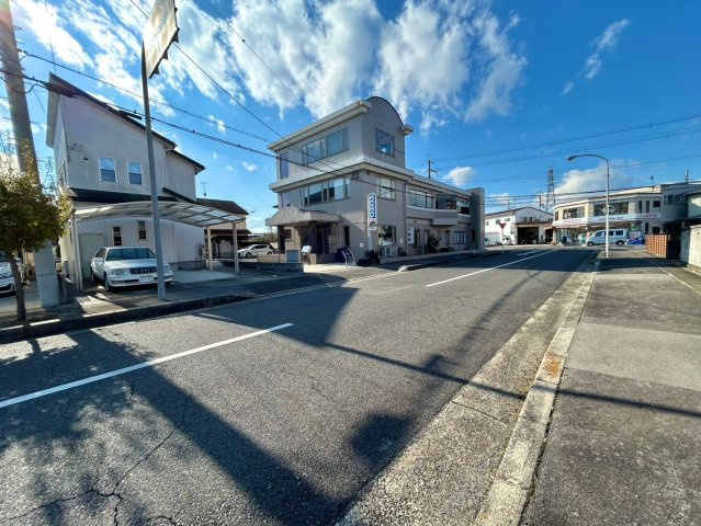 野洲市吉地　中古戸建ての前面道路含む現地写真