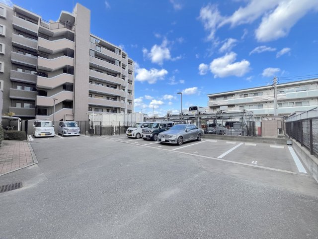 アーバンパレスリブラン都府楼弐番館の駐車場