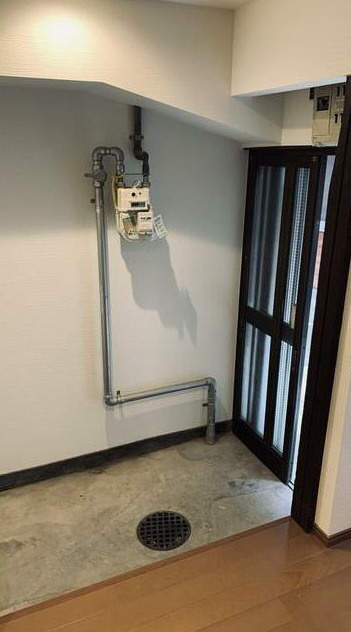 西側町戸建住宅の玄関