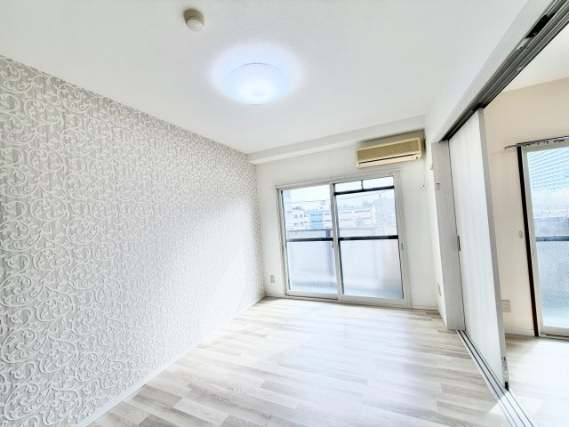 ハイルーツビルの洋室