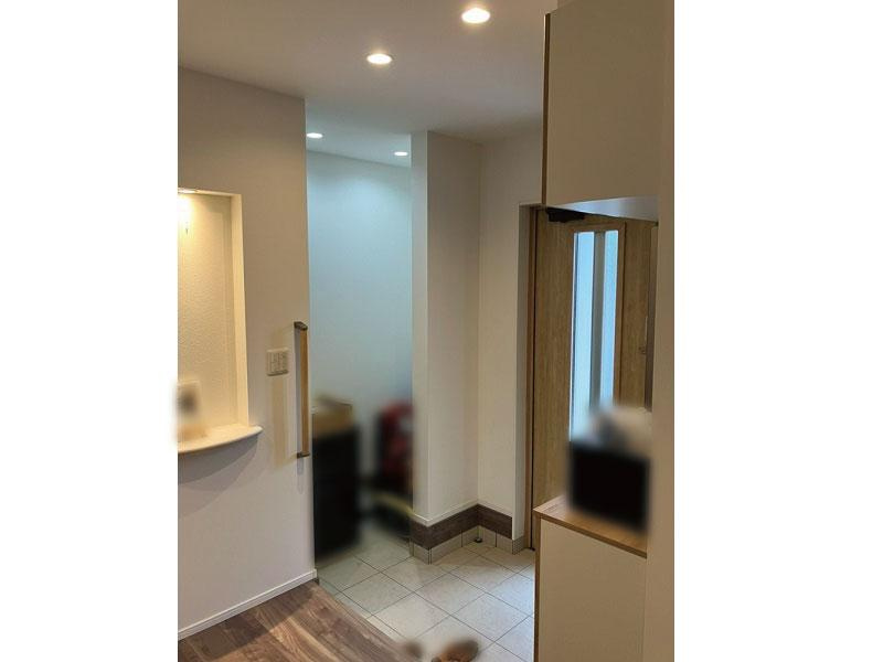 土佐市蓮池　中古戸建の玄関